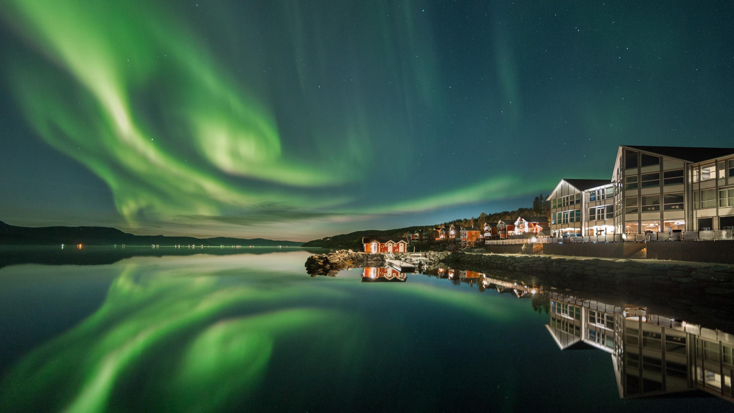 Das Malangen Resort am Fjord unter Nordlichtern