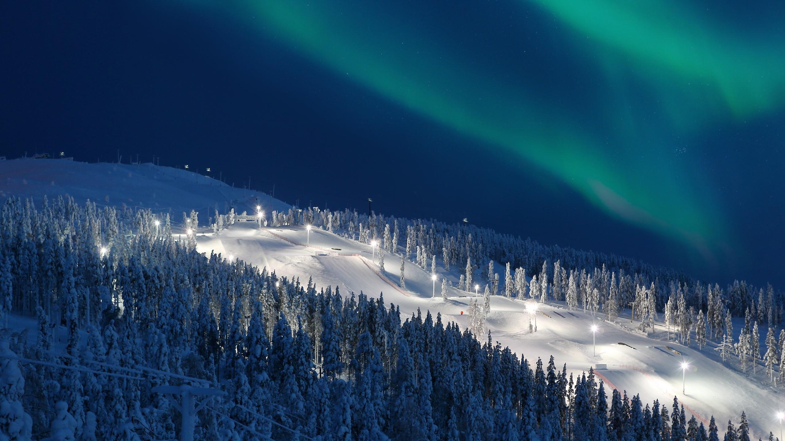 Polarlichter über der Skipiste in Levi